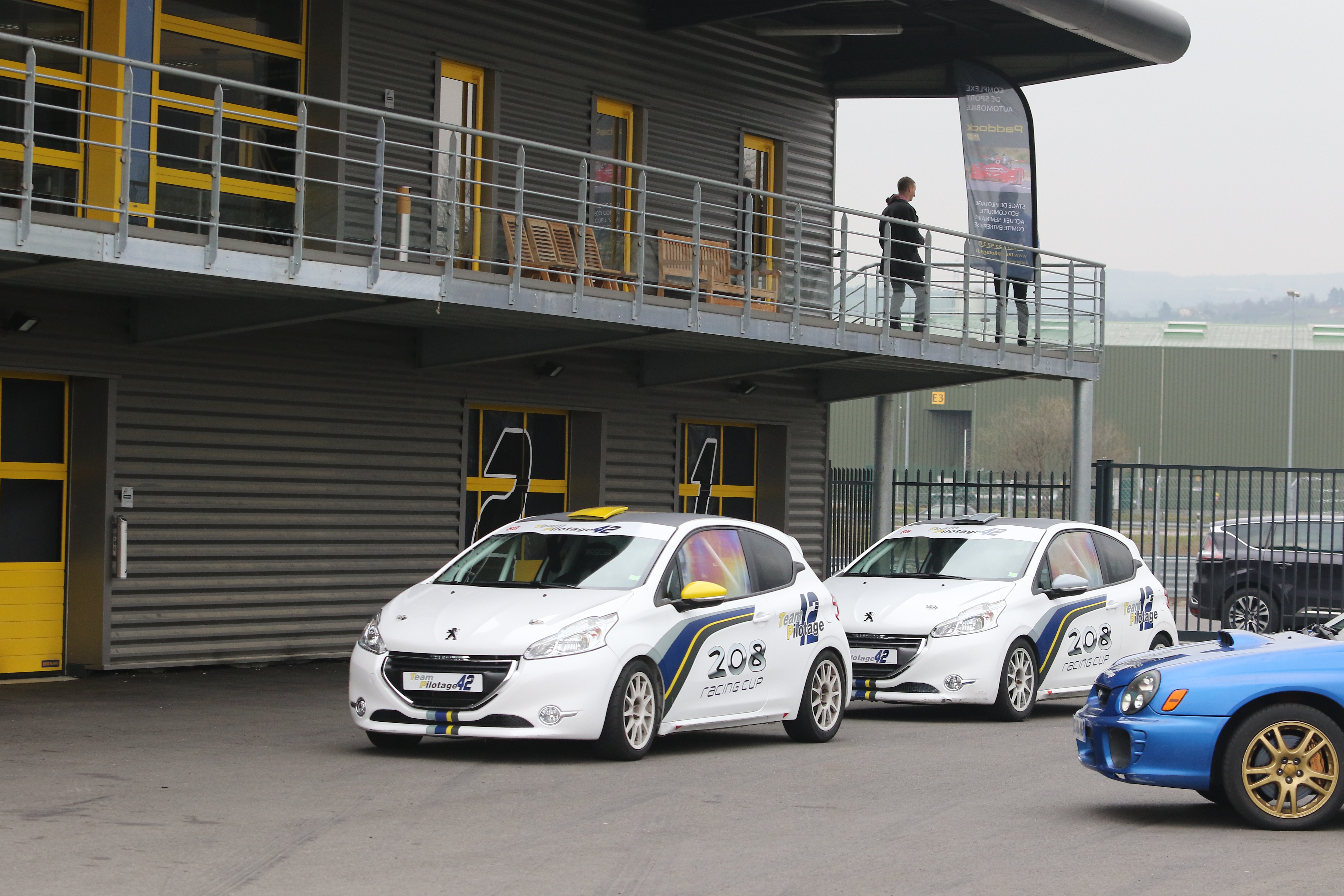 Les voitures de courses au paddock du circuit team pilotage Rhône Alpes